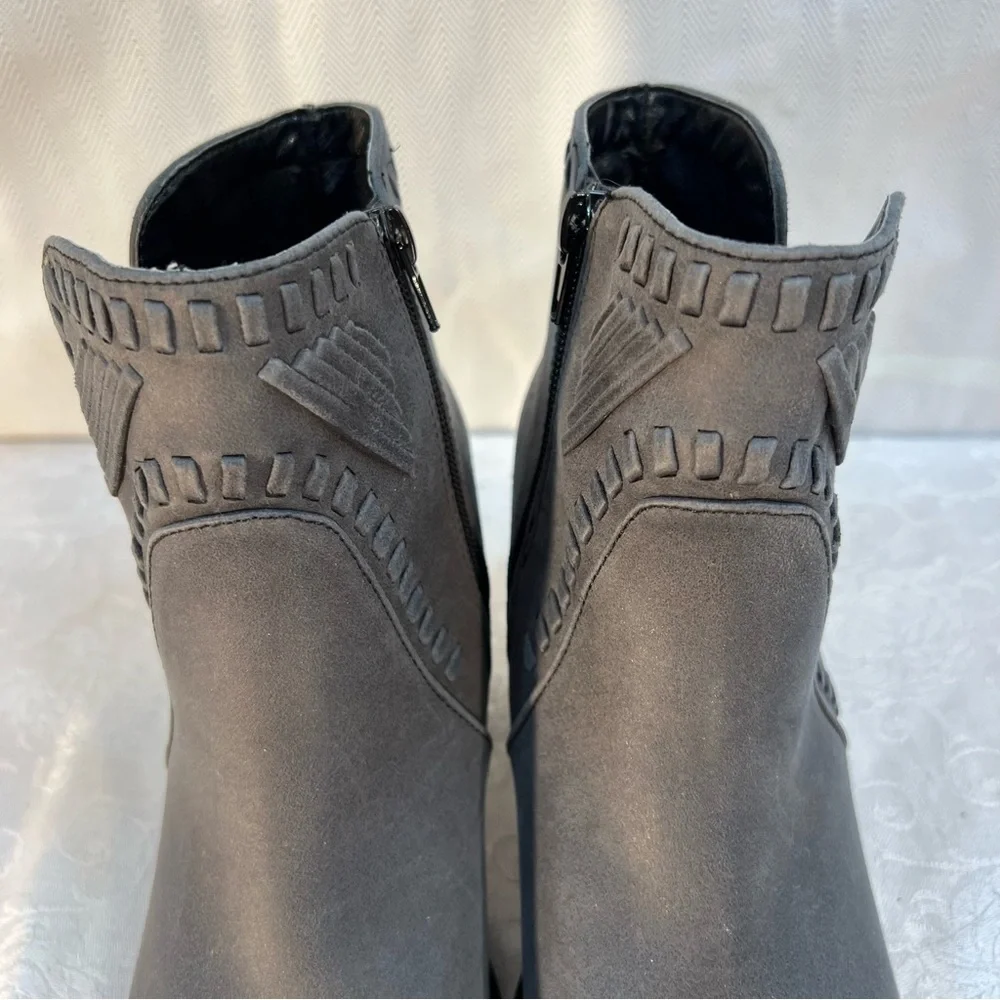 Zigi SoHo Halyn Gray Vegan Detailed Stitching 3” Heel Pointed Toe Ankle Boots 8